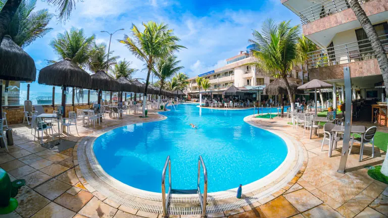 Imagem da piscina do Esmeralda Praia Hotel.