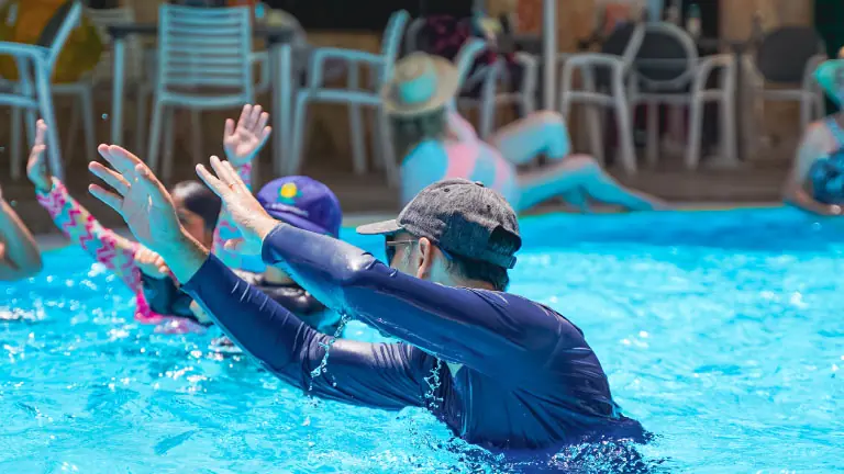Hóspedes adultos se divertindo na hidroginástica do Esmeralda Praia Hotel