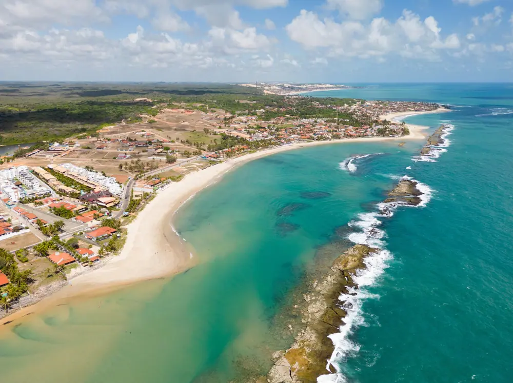 Visão aérea da Praia da Barra de Tabatinga. 10º posição no Top 10: As melhores praias de Natal-RN e suas proximidades.