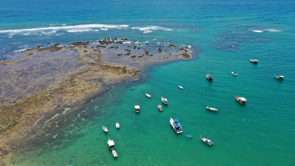 Visão aérea da Praia do Forte, Bahia.