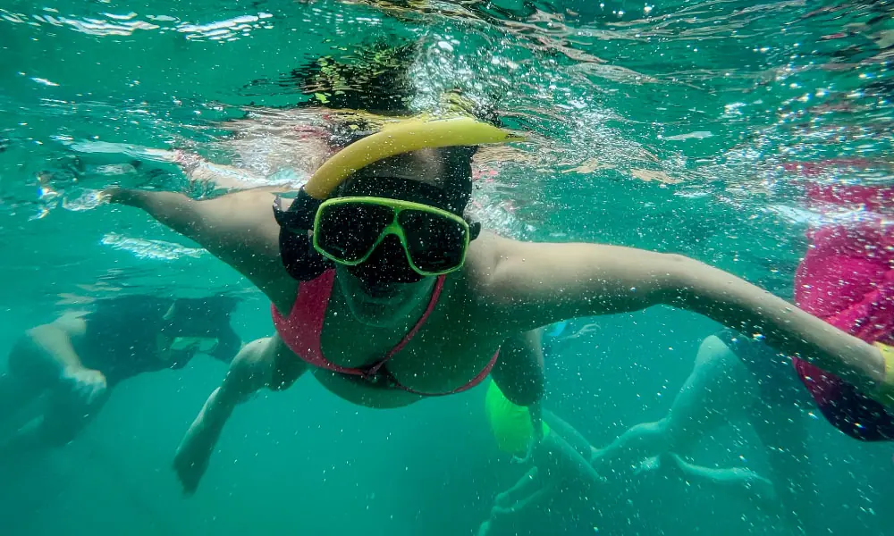 Mulher durante mergulho em Maracajaú-RN.