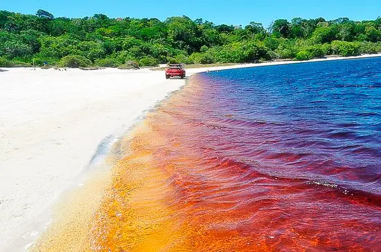 Foto da Lagoa da Coca Cola, em Baía Formosa, no Rio Grande do Norte. A imagem registra um passeio de Buggy à beira da lagoa.