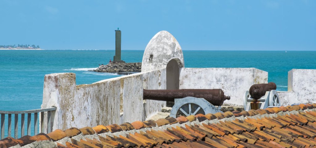 Foto da parte de cima do Forte dos Reis magos mostrando 2 dos canhões presentes que continuam na construção histórica.