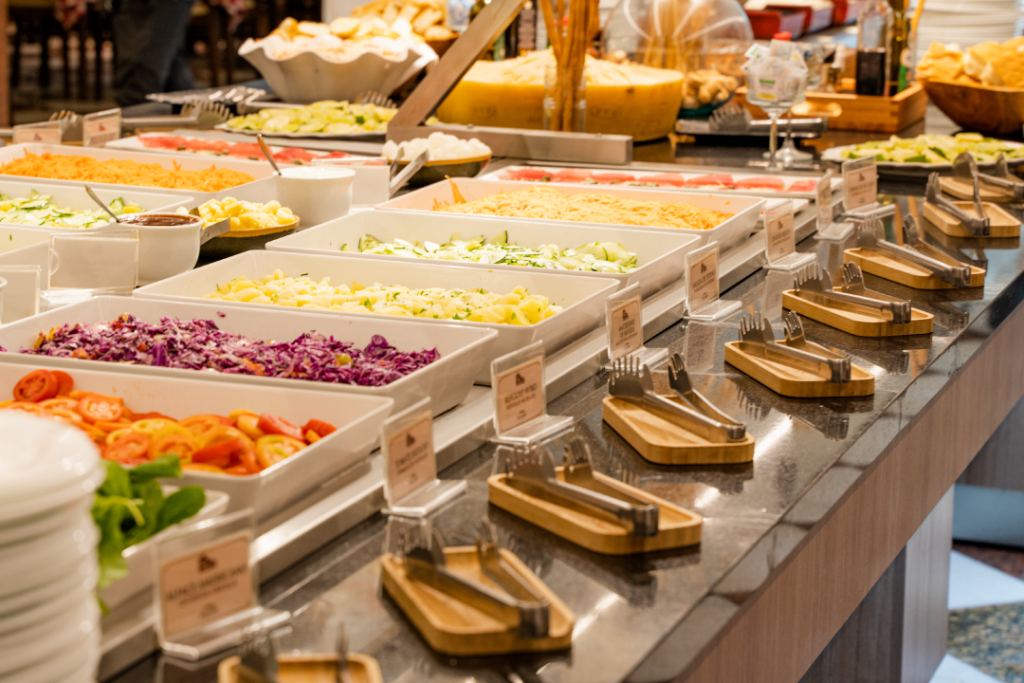 Buffet do Esmeralda Praia Hotel: Mesa com variadas opões de saladas.