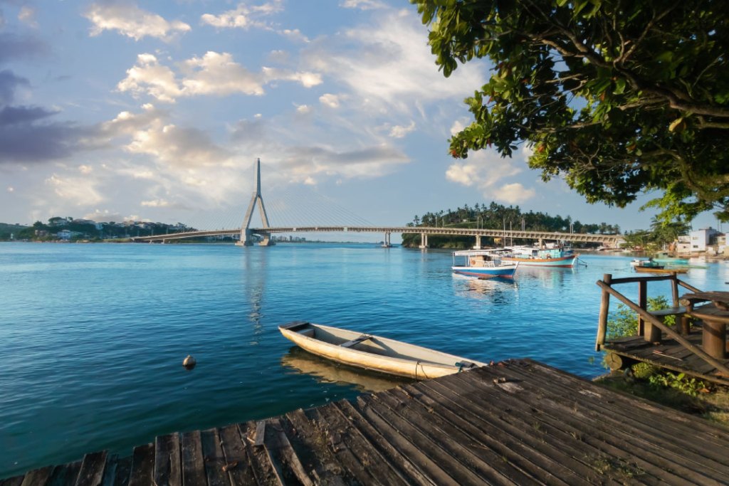 Visão da Ponte Jorge Amado em Ilhéus, Bahia, Brasil.