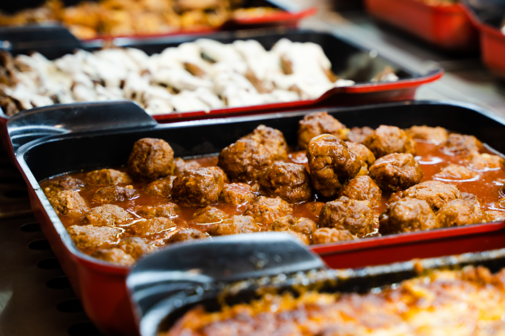 Buffet do Esmeralda Praia Hotel: Mesa das proteínas, com opções para todos os gostos.