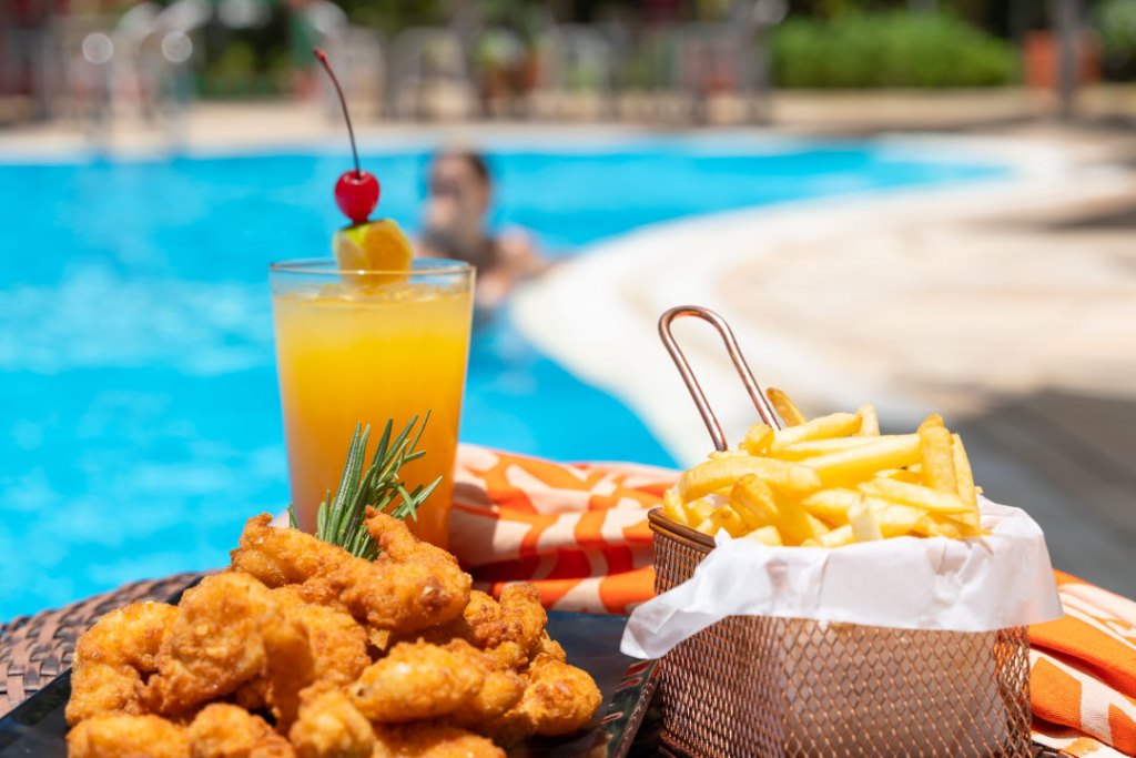 Petiscos e drinks à beira da piscina do Esmeralda Praia Hotel