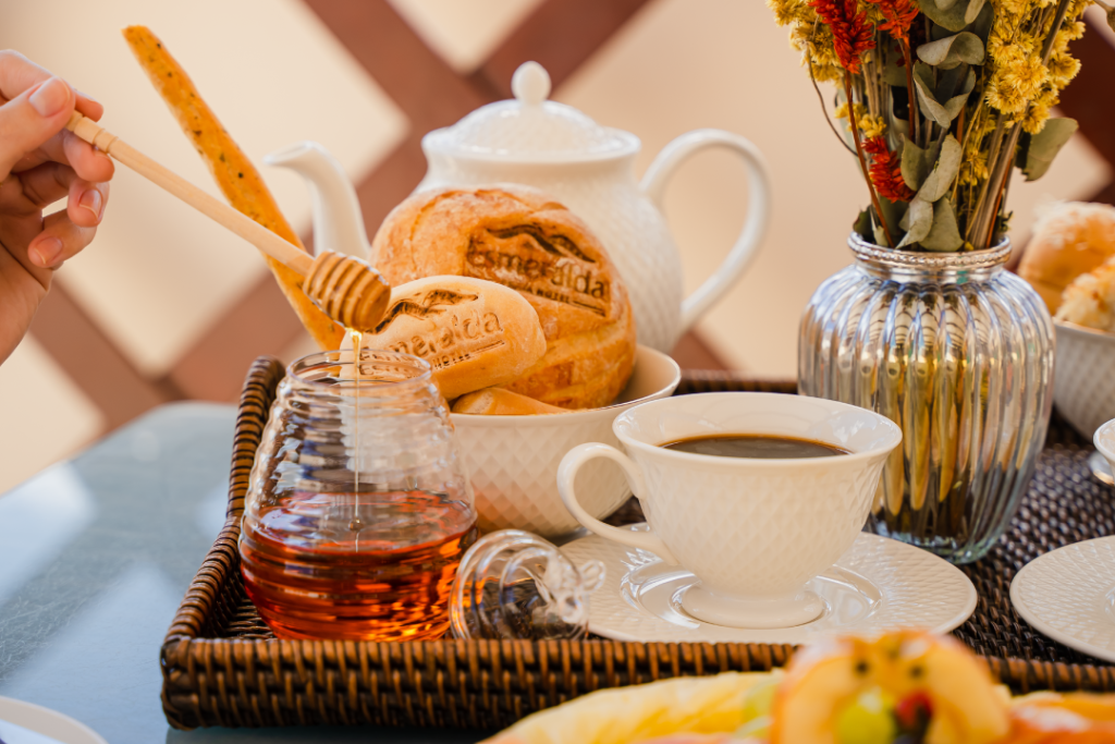 Café da manhã do Esmeralda Praia Hotel servido no quarto.