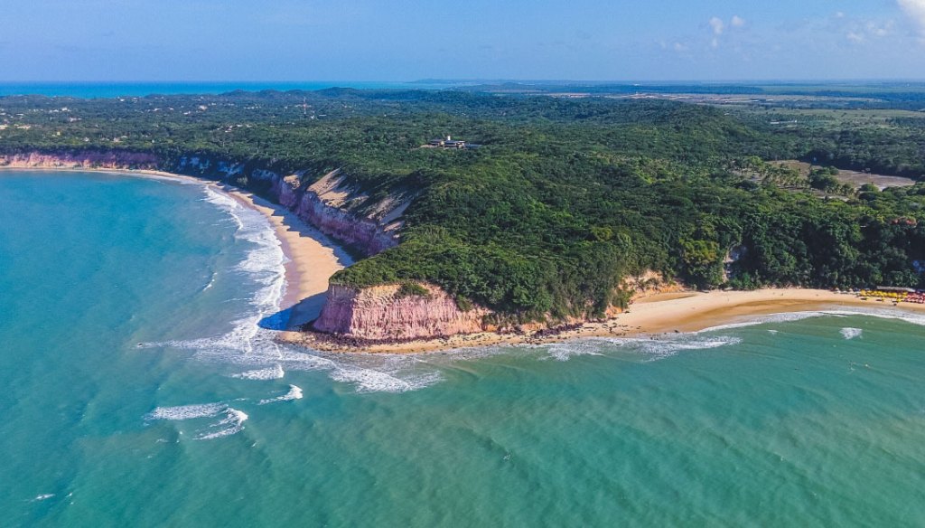 Visão aérea da Praia do Madeiro, Pipa RN