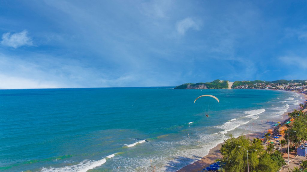 Visão aérea da Praia de Ponta Negra, com o Morro do Careca ao fundo.