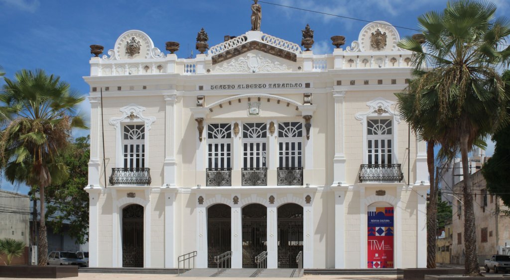 Fachada histórica do Teatro Alberto Maranhão, em Natal, com detalhes neoclássicos e palmeiras ao redor