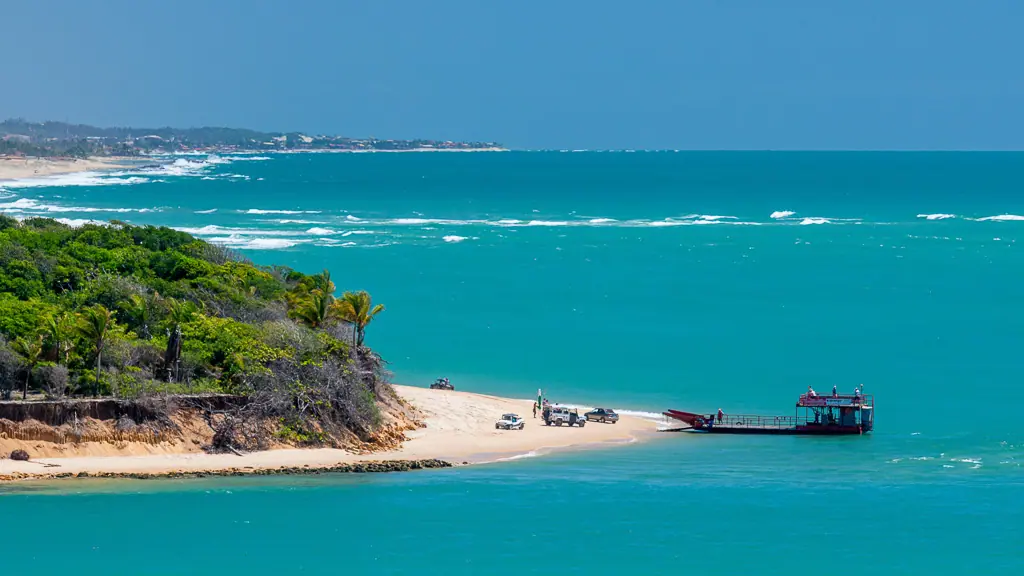 Vista da costa da Praia com um pequeno barco pesqueiro atracado em Tibau do Sul, Rio Grande do Norte.