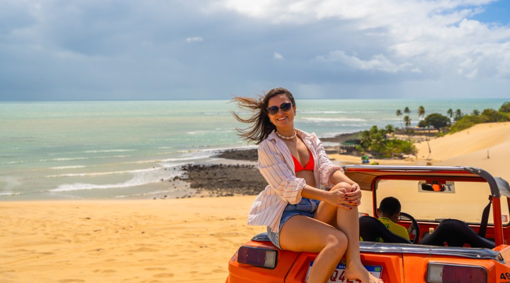 Mulher posando em Buggy na praia de Genipabu, em Natal/RN.
