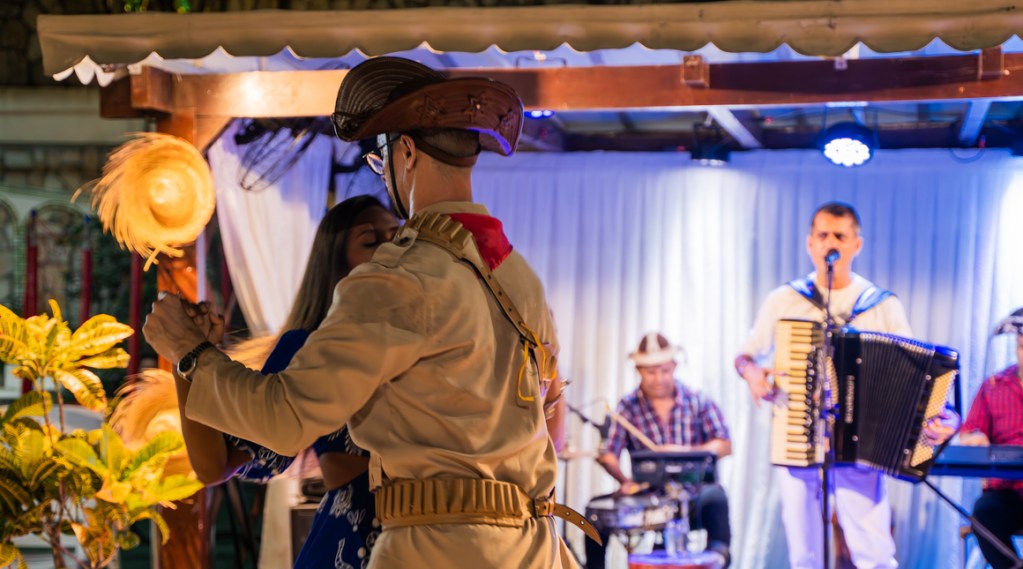 Foto do forró com dançarinos caracterizados durante Noite Nordestina do Jantares temáticos do Esmeralda Praia Hotel.