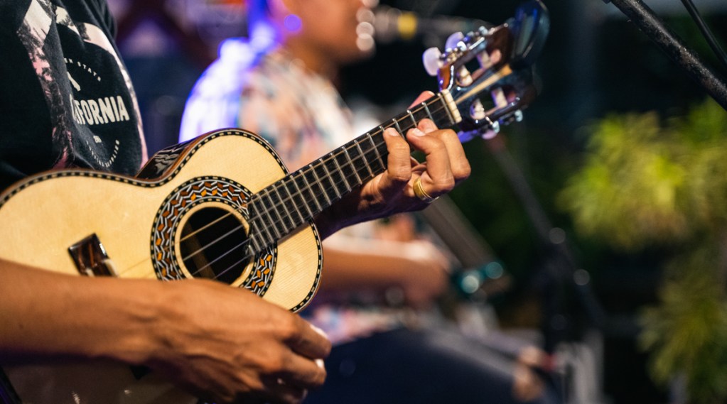 Foto dos instrumentistas tocando pagode durante Noite Brasileira do Jantares temáticos do Esmeralda Praia Hotel.