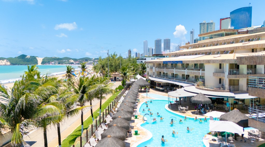 Foto de drone capturando à direita o Esmeralda Praia Hotel e à Esquerda a belíssima Praia de Ponta Negra/RN.
