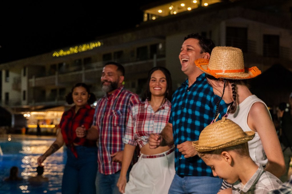 Grupo de Hóspedes se divertindo no Arraiá do Esmeralda Praia Hotel.