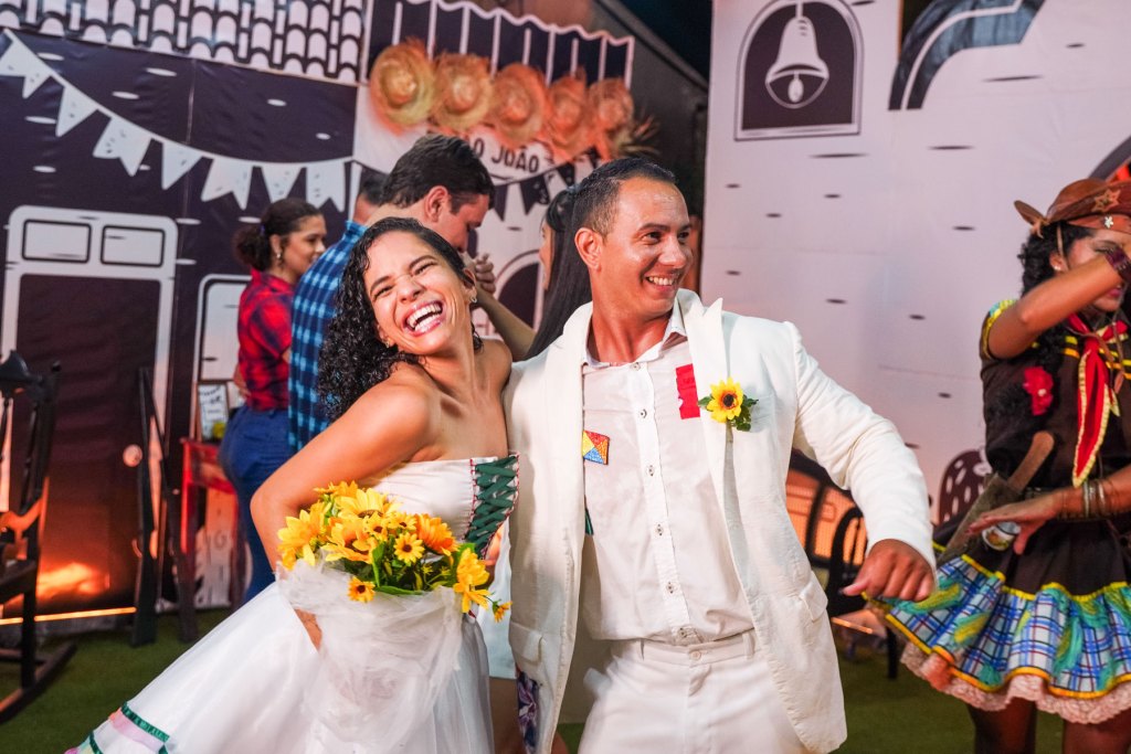 Recreadores do Esmeralda Praia Hotel puxando a quadrilha junina com muita animação no São João do Esmeralda Praia Hotel