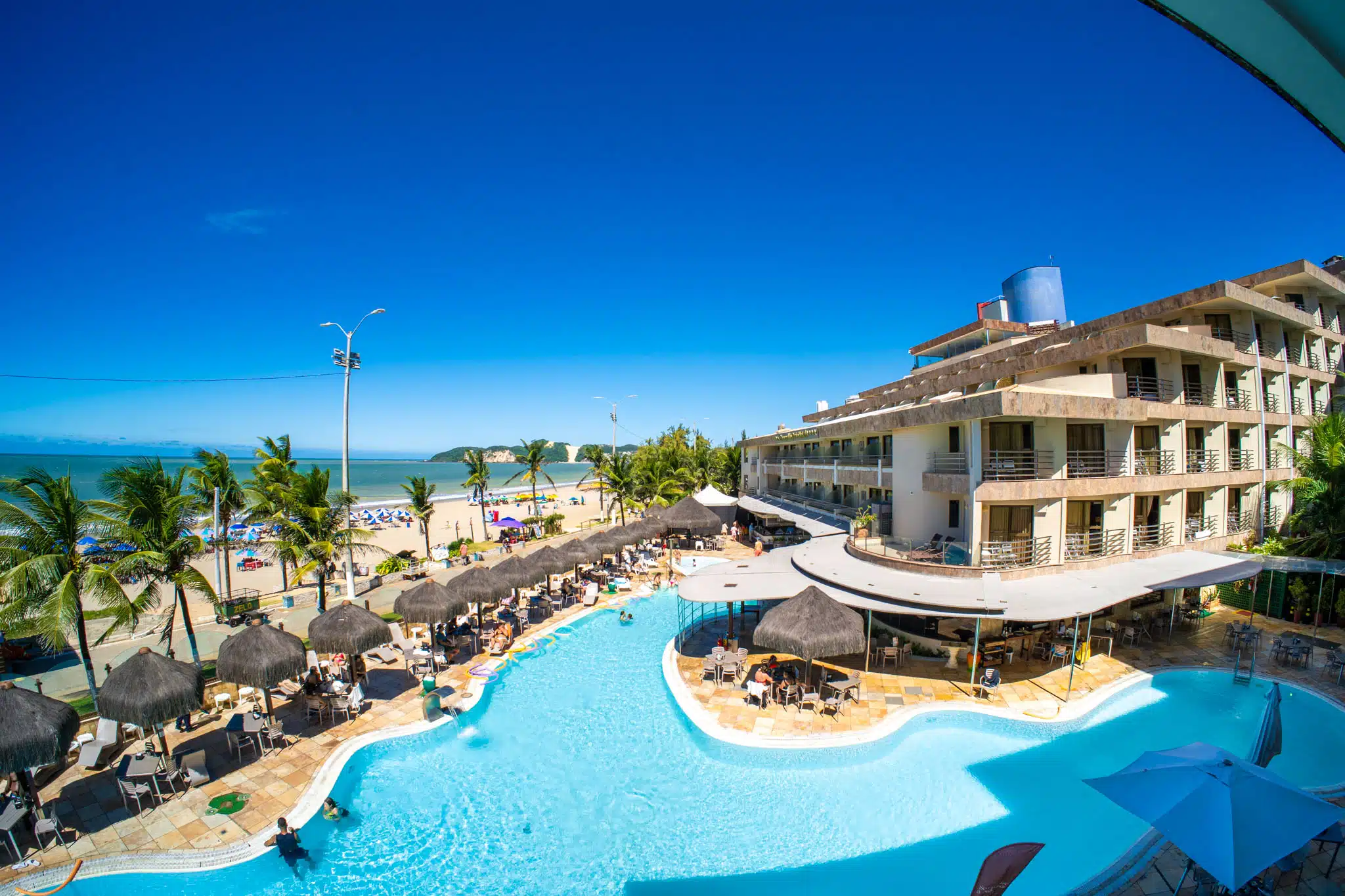 Esmeralda Praia Hotel: Hotel beira mar de frente para o mar com piscina ampla, espreguiçadeiras e vista para a praia de coqueiros.