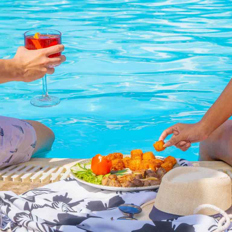 Petiscos servidos à beira da piscina em hotel de Natal, Rio Grande do Norte