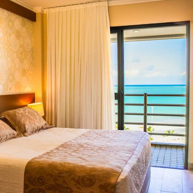 Aconchegante-quarto-de-hotel-em-Natal-Rio-Grande-do-Norte-com-cama-de-casal-varanda-privativa-e-vista-panoramica-para-o-oceano-Atlantico.jpg