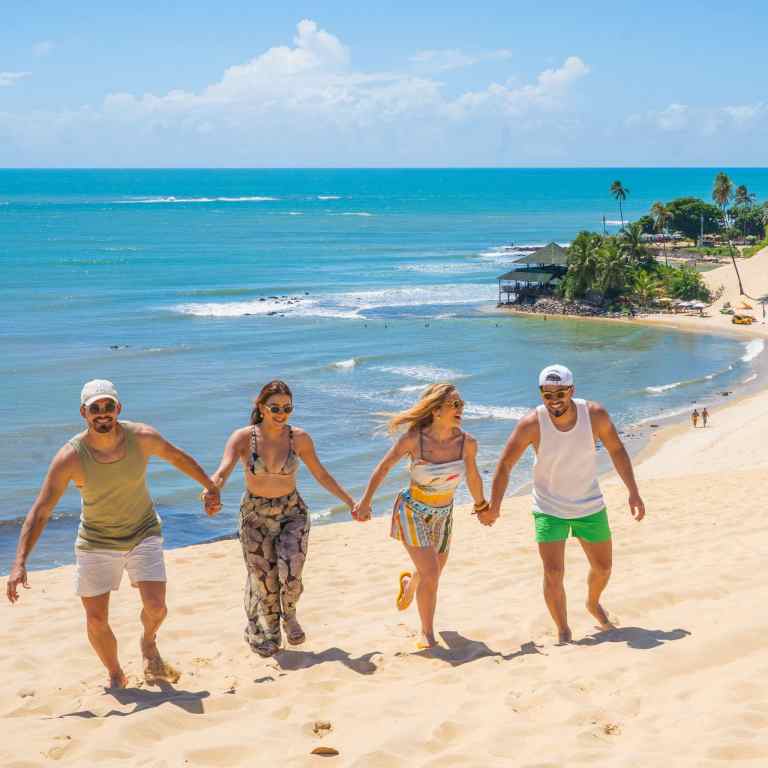 Amigos-aproveitando-viagem-em-praia-paradisiaca-do-Nordeste-brasileiro.jpg