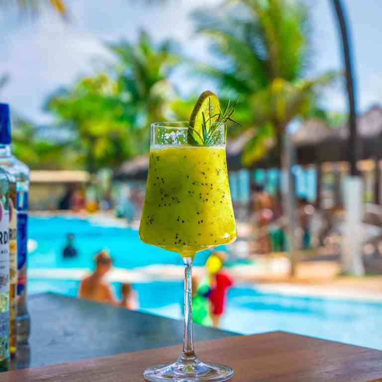 Coquetel-refrescante-de-kiwi-decorado-com-fatia-de-fruta-e-ervas-naturais-em-taca-elegante-na-beira-da-piscina-do-Esmeralda-Praia-Hotel-em-Natal-Rio-Grande-do-Norte.jpg
