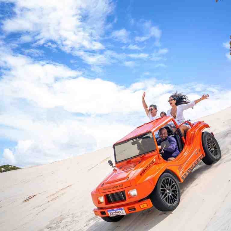 Grupo-de-viajantes-aproveitando-aventura-em-buggy-laranja-descendo-as-dunas-de-Genipabu-um-dos-passeios-mais-famosos-do-Rio-Grande-do-Norte.jpg