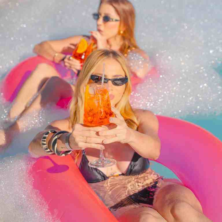 Mulheres-relaxando-em-boias-cor-de-rosa-com-coqueteis-tropicais-na-festa-de-espuma-do-Esmeralda-Praia-Hotel-em-Natal-Rio-Grande-do-Norte.jpg