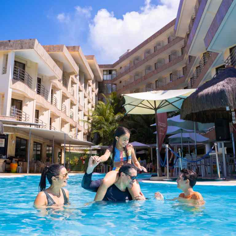 Pais-e-filhos-brincando-juntos-na-piscina-do-Esmeralda-Praia-Hotel-hospedagem-ideal-para-familias-em-Natal-RN.jpg