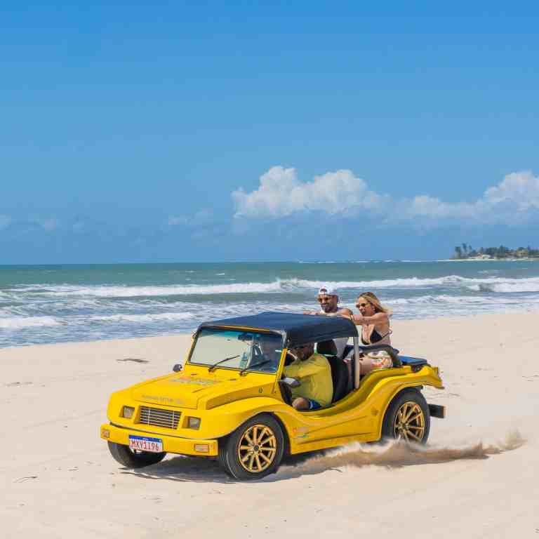 Passeio-de-buggy-amarelo-em-praia-paradisiaca-do-Nordeste-brasileiro.jpg