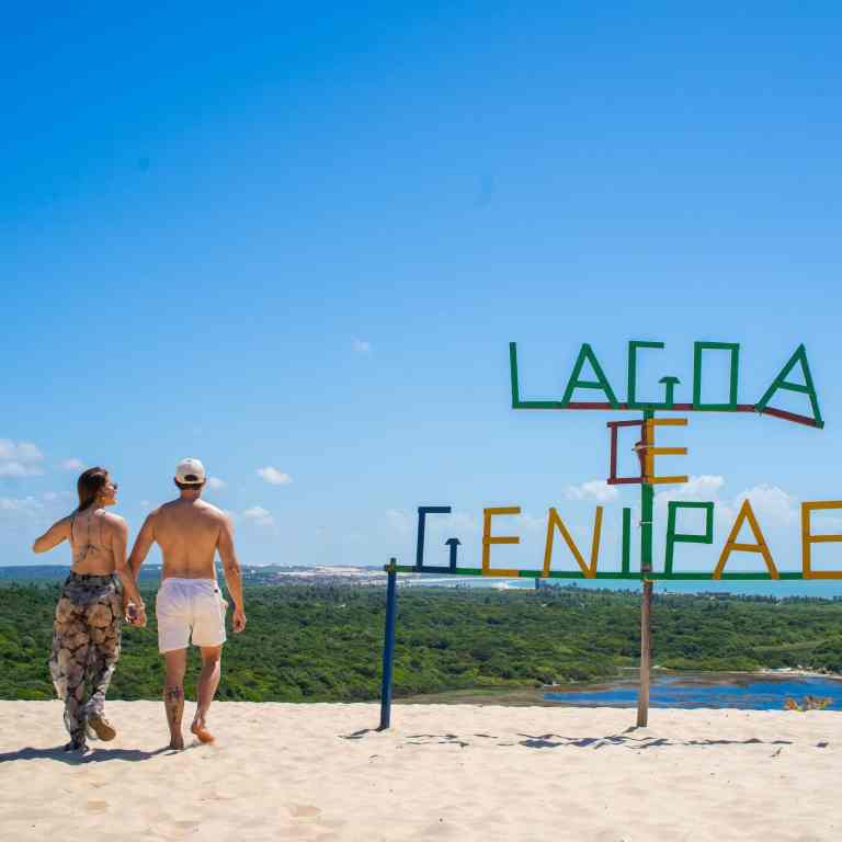 Turistas-de-maos-dadas-apreciando-a-vista-panoramica-das-dunas-e-da-Lagoa-de-Genipabu-famoso-ponto-turistico-de-Natal-RN.jpg