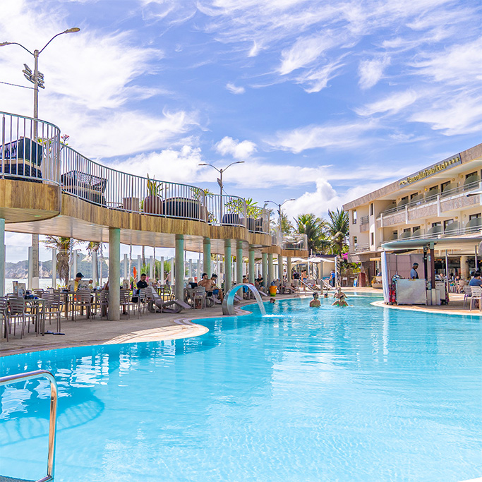 Hotel à beira-mar em Natal com piscina e bar integrado.