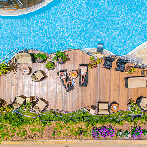 Hotel em Ponta Negra com deck panorâmico e piscina frente mar.