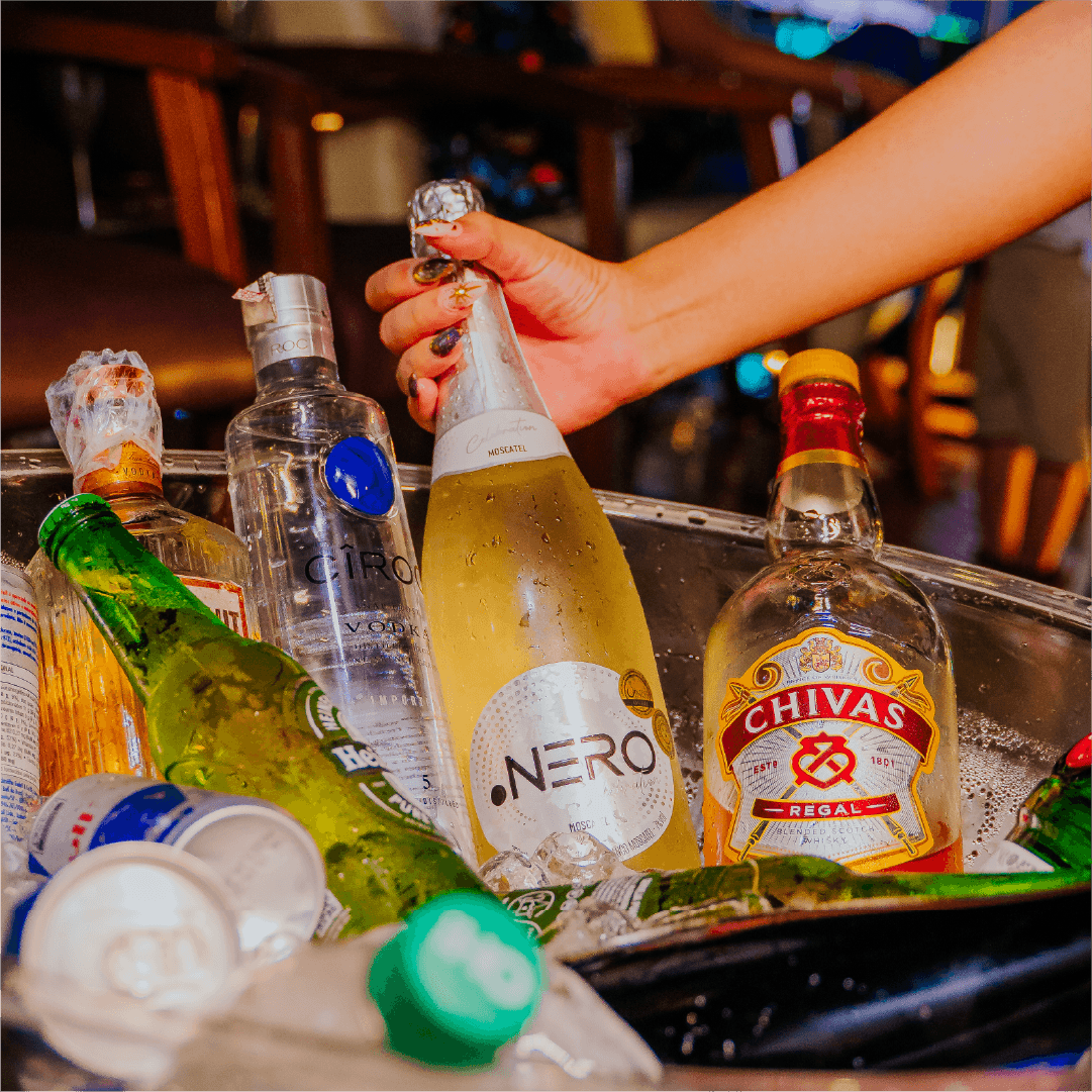 Balde de gelo com espumante, whisky, vodka e cervejas servidos no Réveillon Esmeralda, em Natal