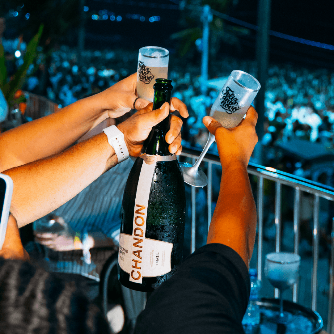 Brinde com espumante Chandon à beira-mar no Réveillon Esmeralda, em Natal (RN)