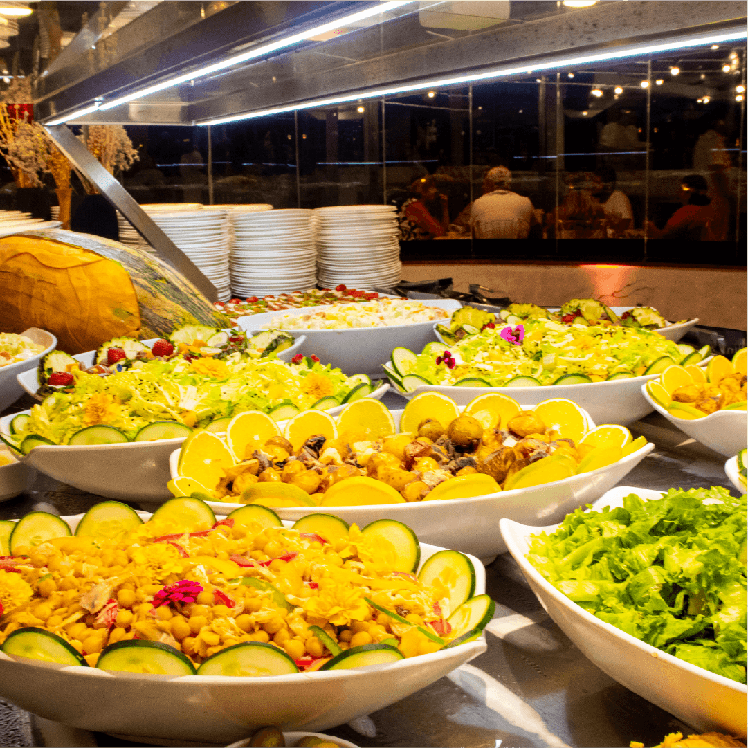 Buffet de saladas e entradas frescas montado para a ceia do Réveillon Esmeralda, em Natal (RN)