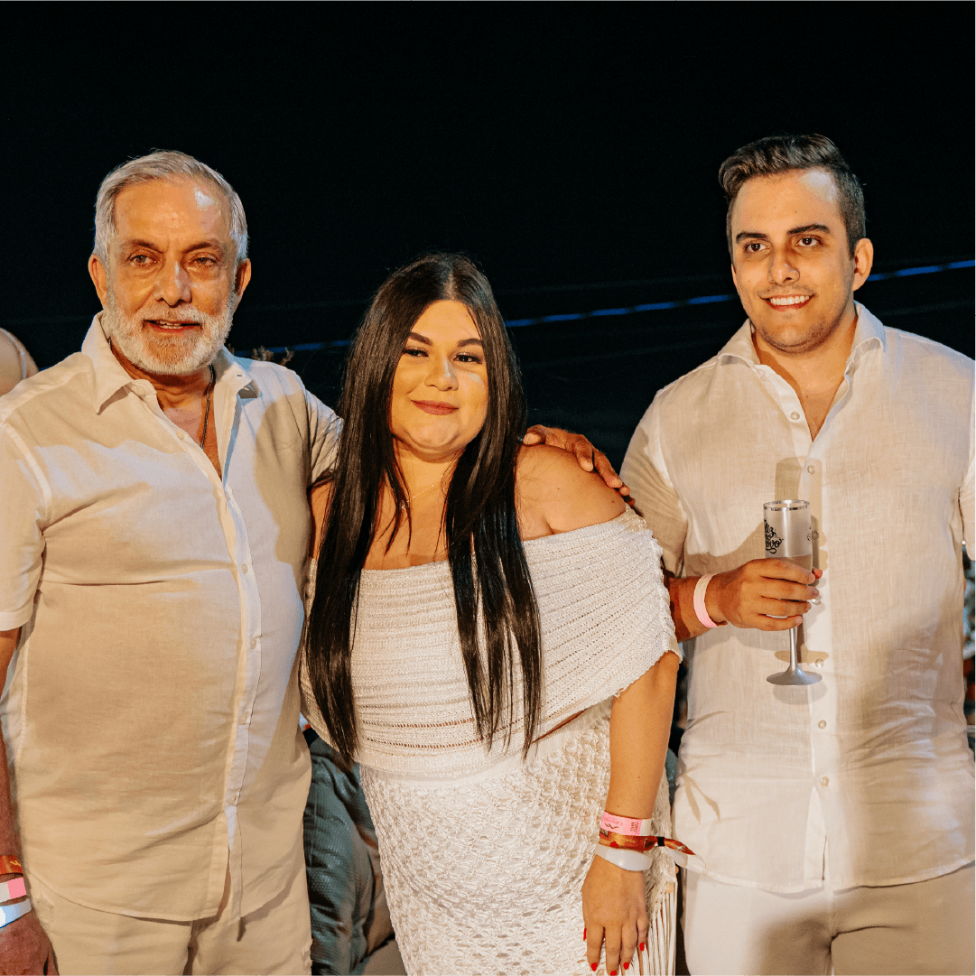 Convidados em branco brindando com espumante no Réveillon Esmeralda, em Natal (RN)