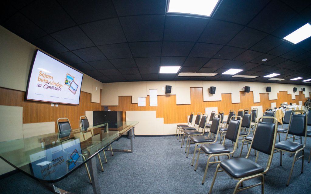 Sala de eventos ampla do Esmeralda Praia Hotel com fileiras de cadeiras vazias