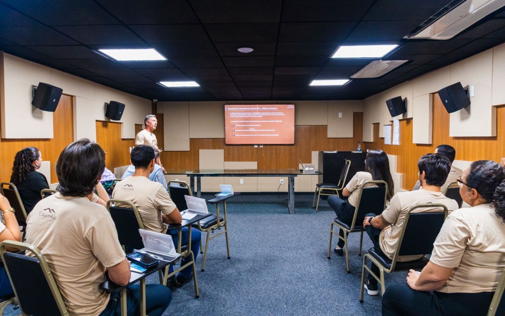 Treinamento da equipe do Esmeralda Praia Hotel com apresentação sobre reputação e experiência do hóspede
