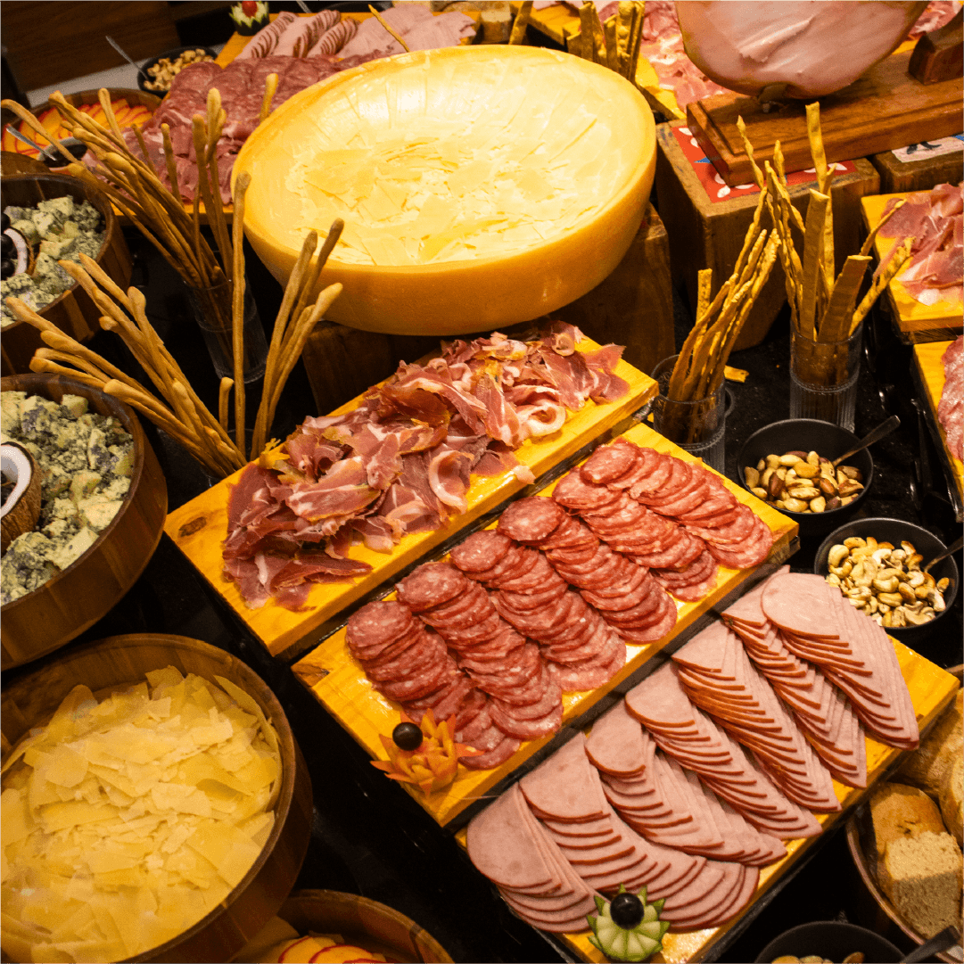 Mesa de frios e queijos com salame, presunto e parmesão na ceia do Réveillon Esmeralda, em Natal (RN)